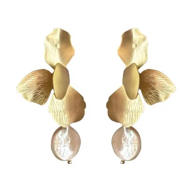 Bloom in pearl Earrings